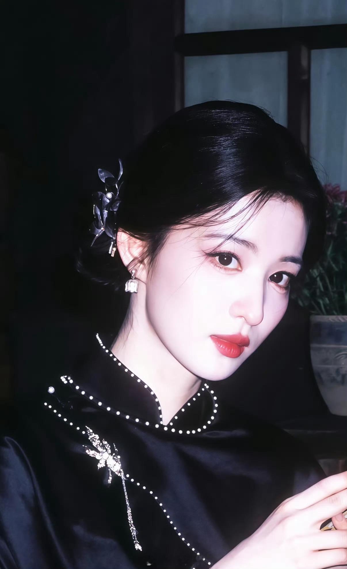王楚然民国女主具像化王楚然这张脸就是为胶片时代生的。眉眼含愁，唇边噙笑，下颌那道