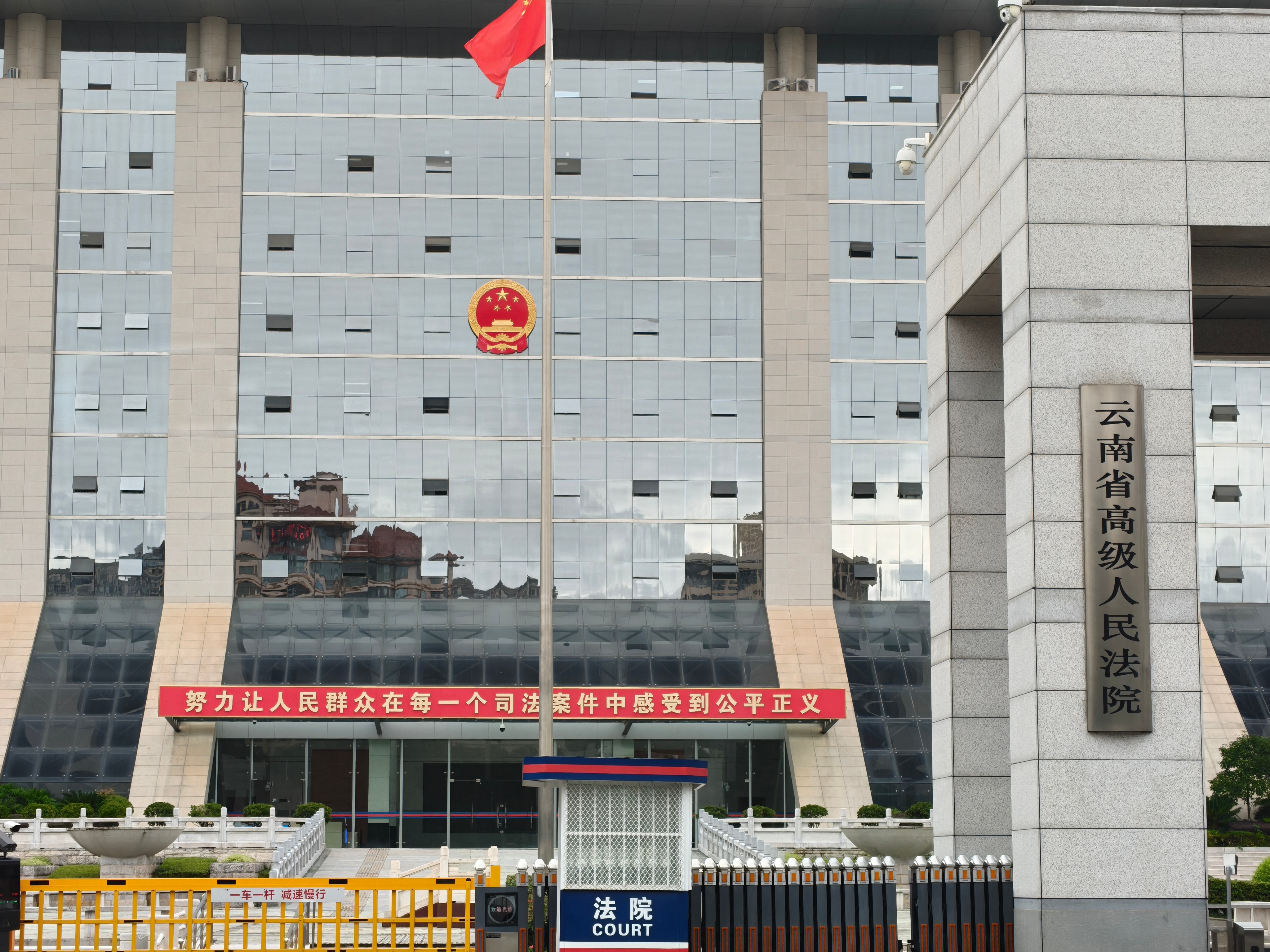 职业罪犯啊，之前就犯过几次事了，这次又运毒[求饶][求饶] ​​​