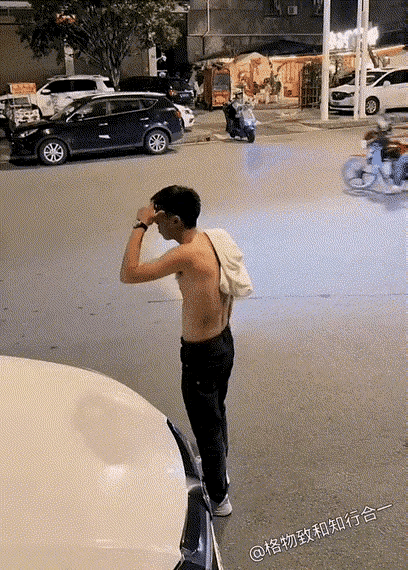 这个男子是严重的惧内，看来经过长期的训练，已经习惯了这种坐车的方式，不得不承认，