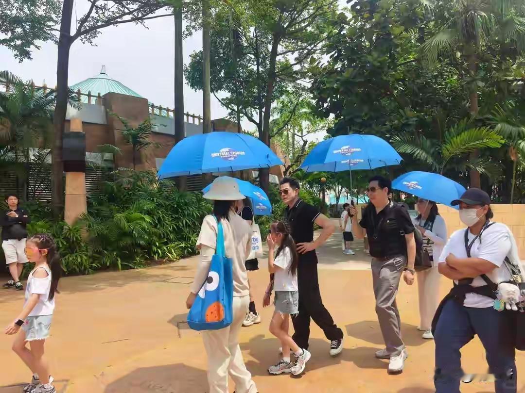 同事问，如果是你的女儿嫁像郭富城那么老的老男人你会同意吗？我说那当然会同意，反正
