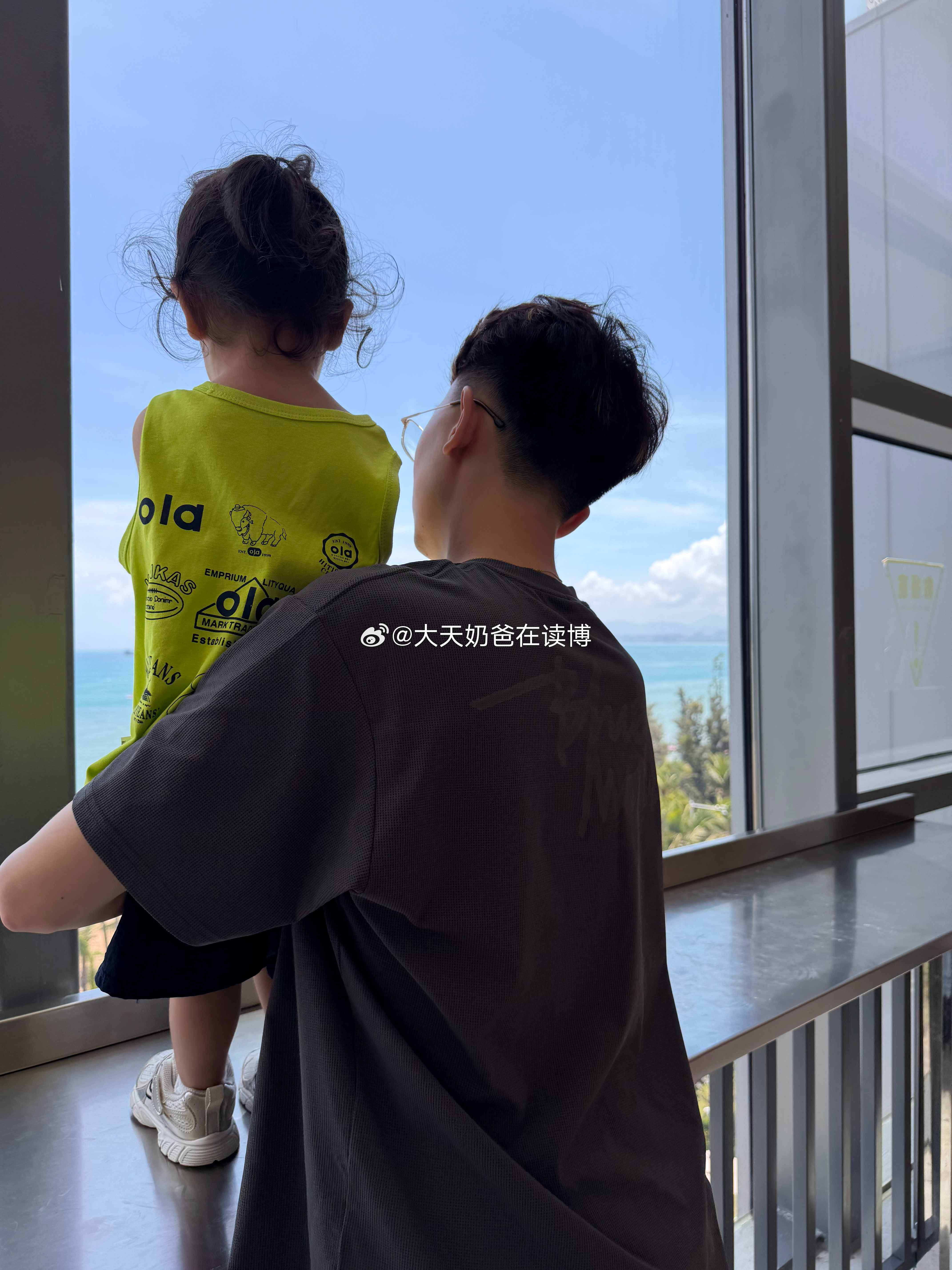 节日快乐他们俩跟你的亲热关系超过了我，我不吃醋反而觉得安心😌 