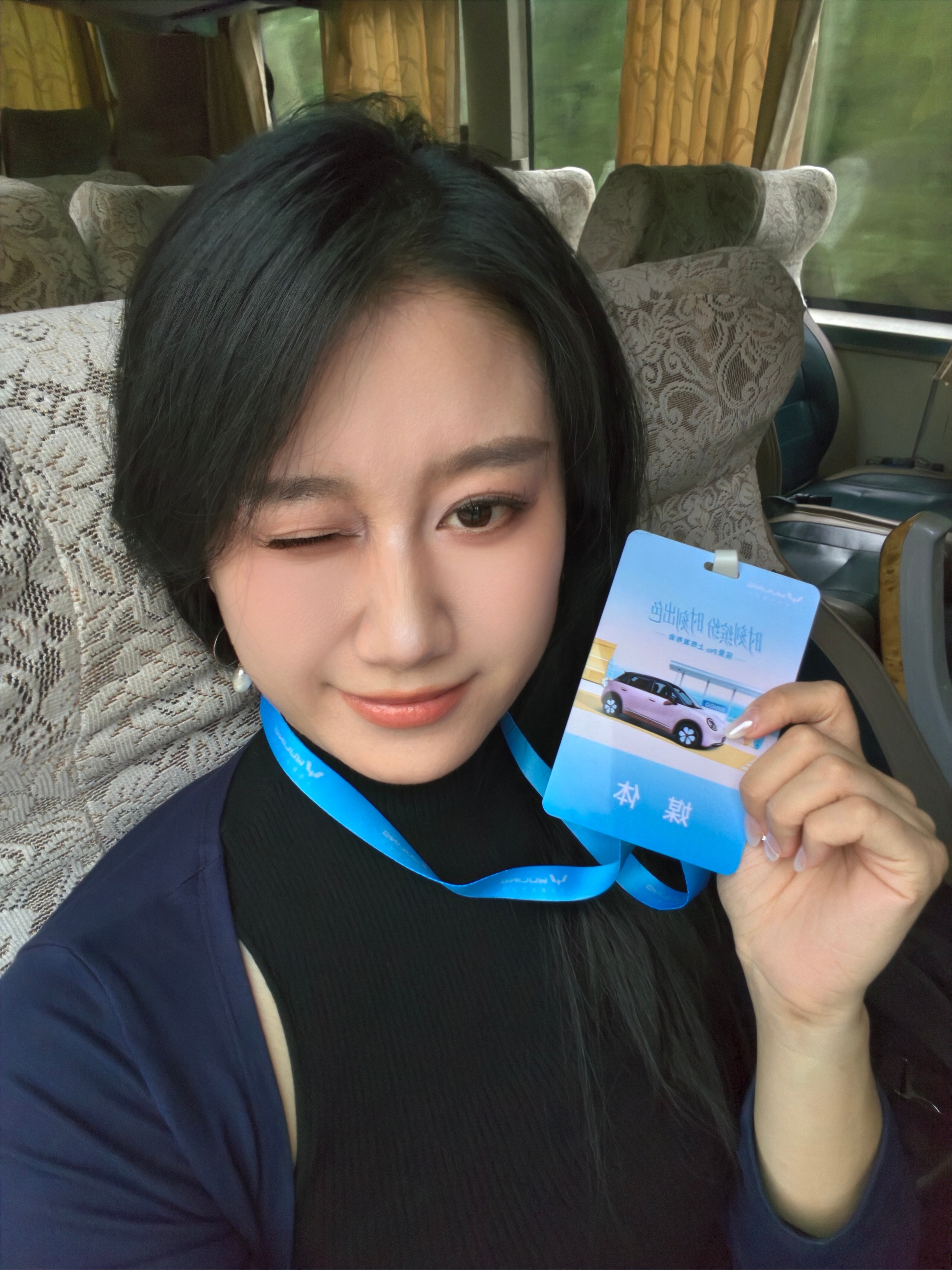 早上6点多起床，坐3小时飞机3小时大巴到酒店，再坐1小时大巴到活动现场。这一天在