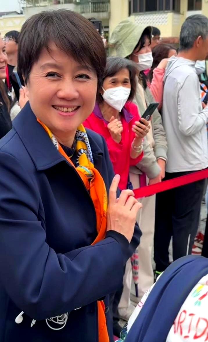 豪门阔太的面相竟然能“大变活人”？
你敢信以前那个怼天怼地的“何家最强火力点”，