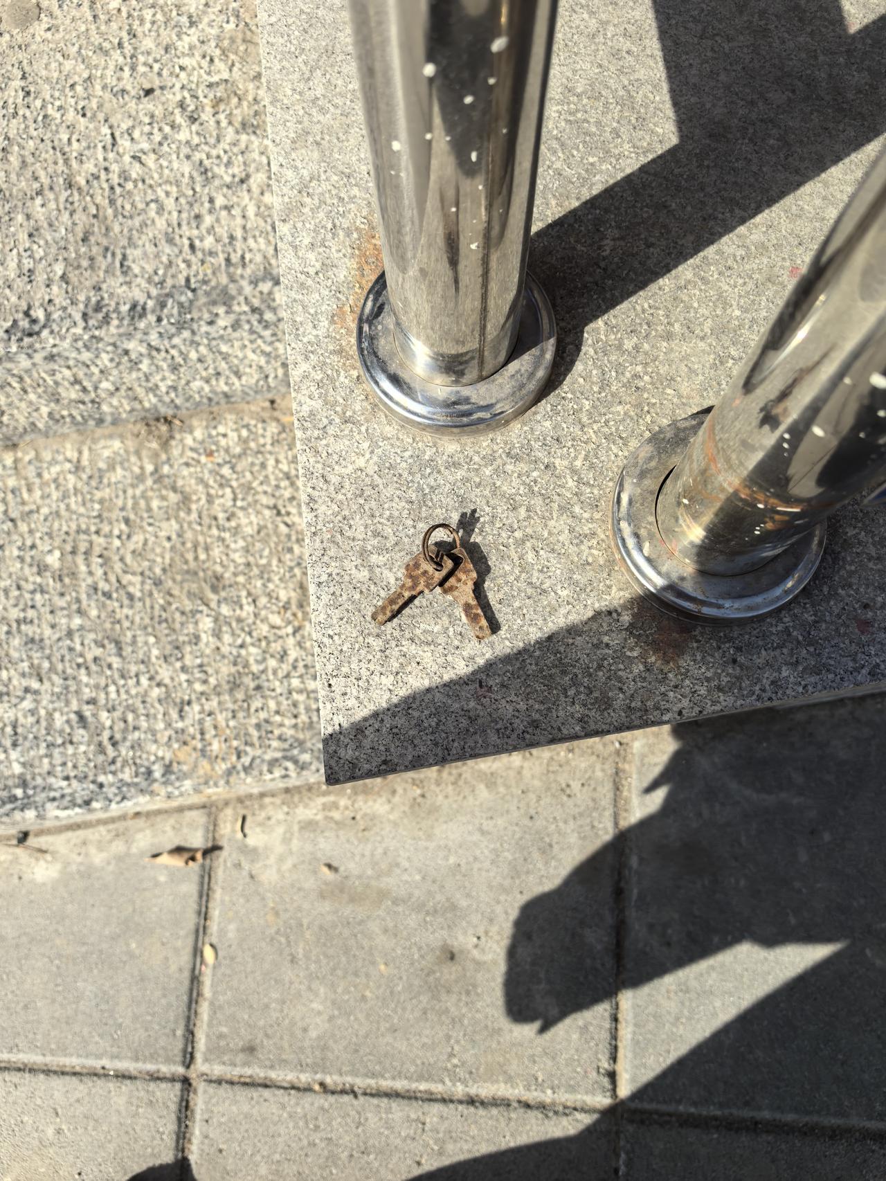 来公园逛游发现一串钥匙，都生锈了，放到显眼处自主找主人吧