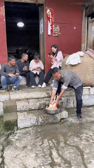 一个男人天天在家做饭，伺候老婆孩子，老婆孩子吃完饭，他就把饭碗桌子擦洗干净，然后