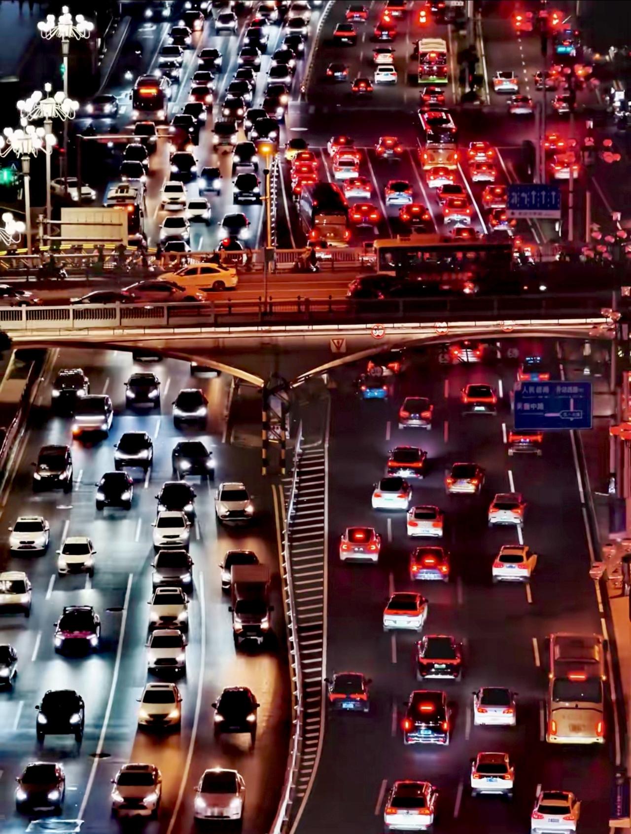 长沙市区的夜晚车水马龙，开车仿佛在城市中走不出来的感觉！[大笑]