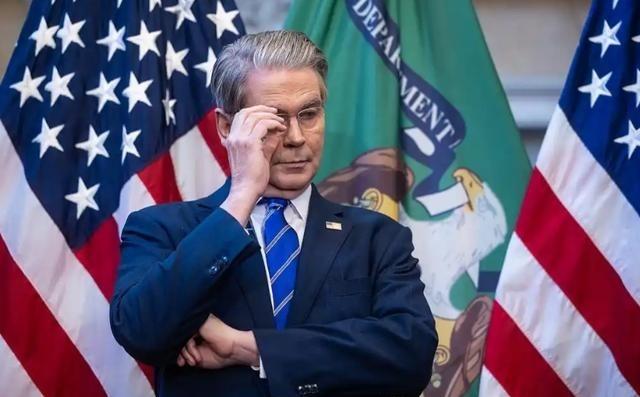 美国已经确认，世界可以让美国称霸，但中国不在美国的世界范围内。贝森特表示，中国购