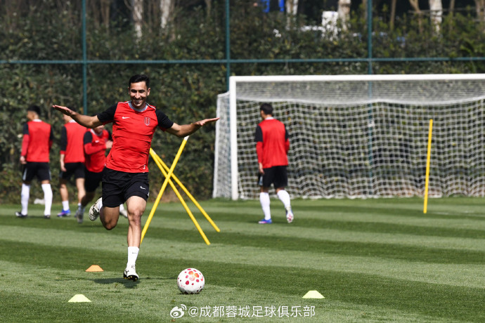 步履不停🏃💦#成都蓉城晒最新训练照#晒最新训练照，韦林顿的嘴唇上方用纱布包扎