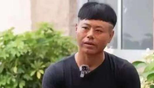 山东威海，一家3口去海边玩，结果，父子俩不慎被海浪卷走，妻子急得大喊：“有人会游