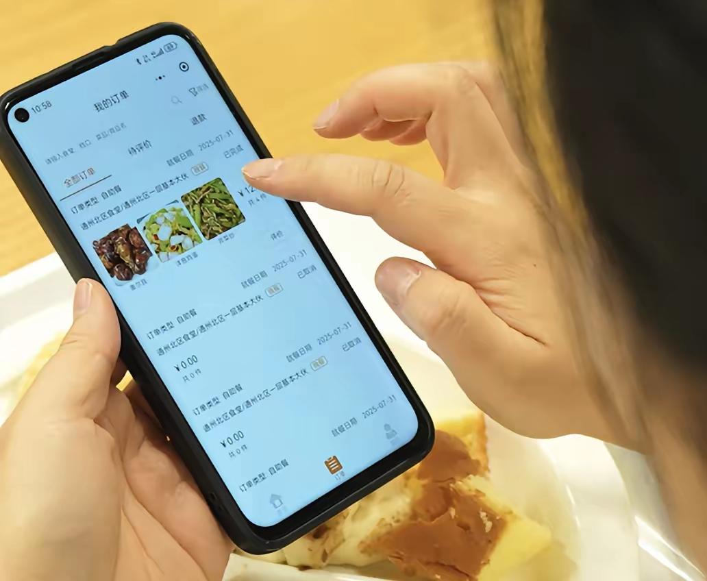 现在去饭店吃饭，最让人不舒服的，可能已经不是菜贵了。
 
有时候坐下三分钟，菜一