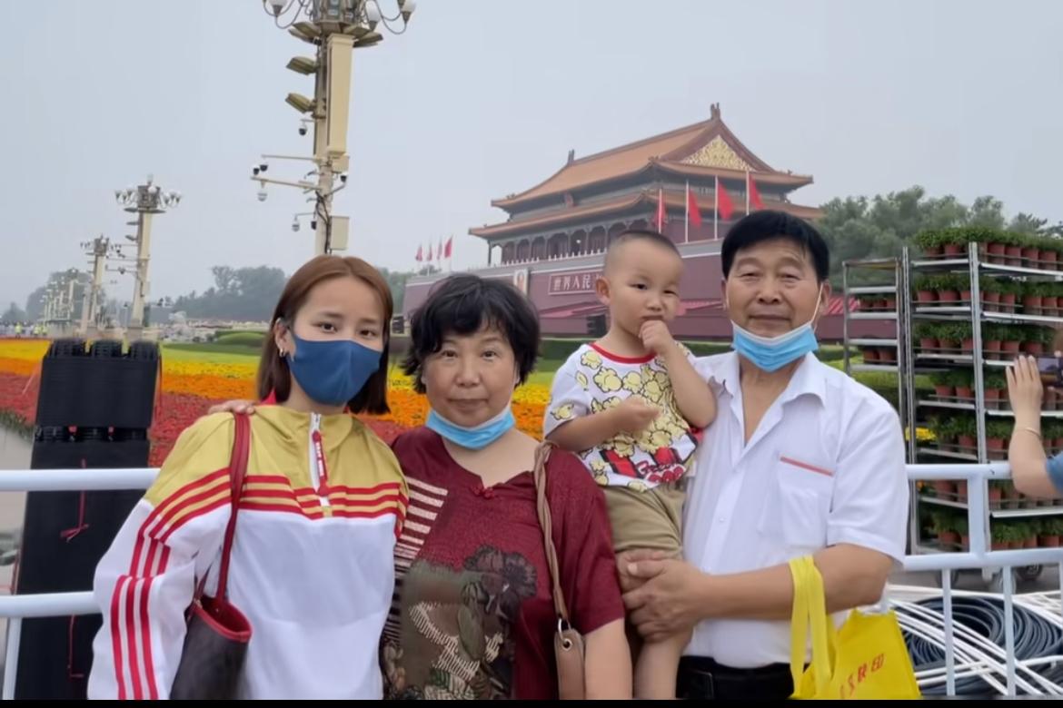 田媳妇说墓碑离得远，看不清楚上面的字，说实话，我笑了，凭你的性格，难道你丈夫没告