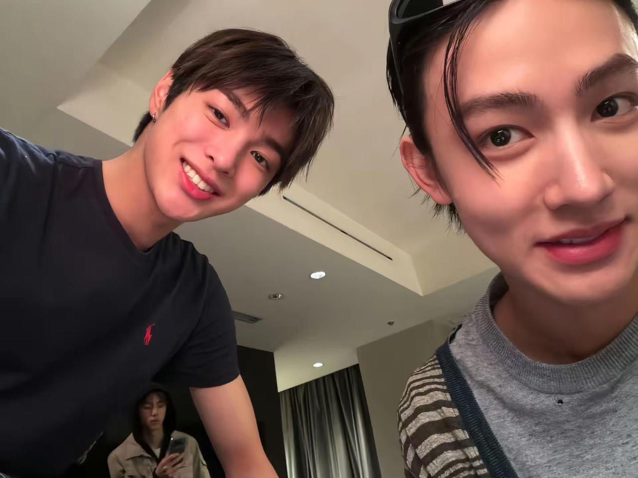 两个都把镜头对准对方 暗戳戳的小心思吧阔糯 keonho安乾镐 严成玹情侣cp