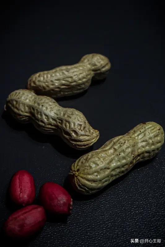 花生的花朵开在地面枝叶间，授粉之后，子房柄会钻进泥土里，在土中慢慢发育长成花生果