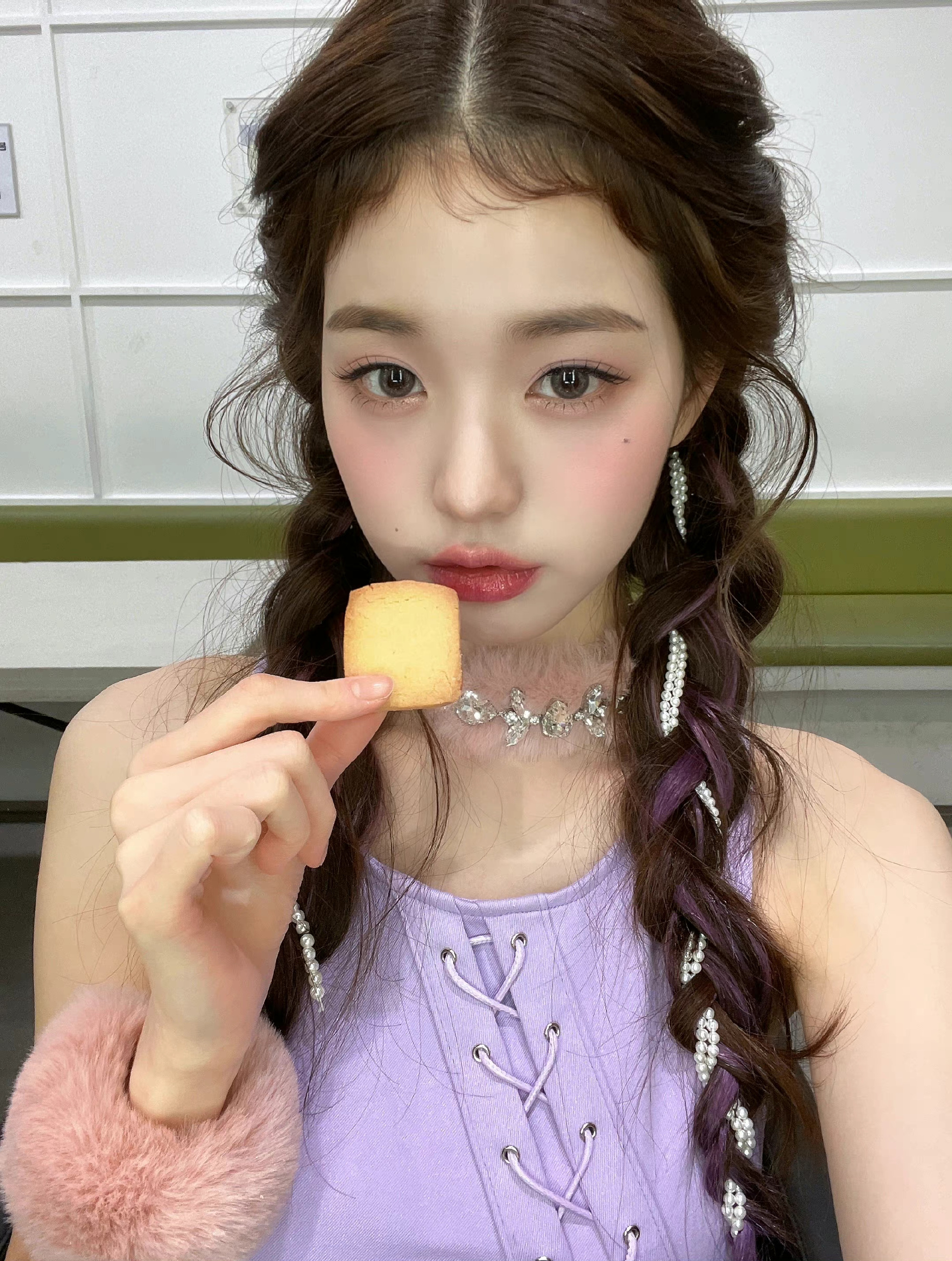 张元英[超话]张元英女五一 220907  UNIVERSE FNS元英更新💛