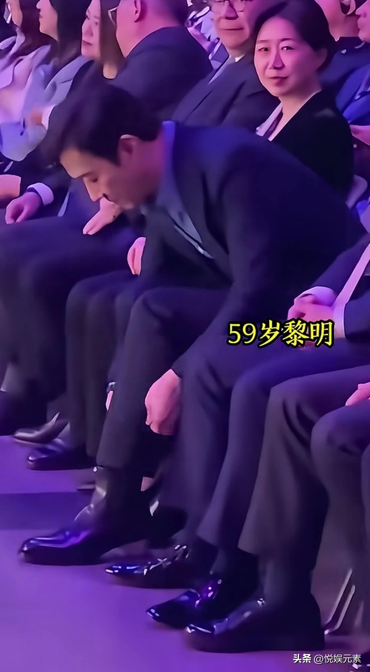 干净、阳光、善良、还谦和，
确实让人喜欢，
多大年龄都帅气逼人！