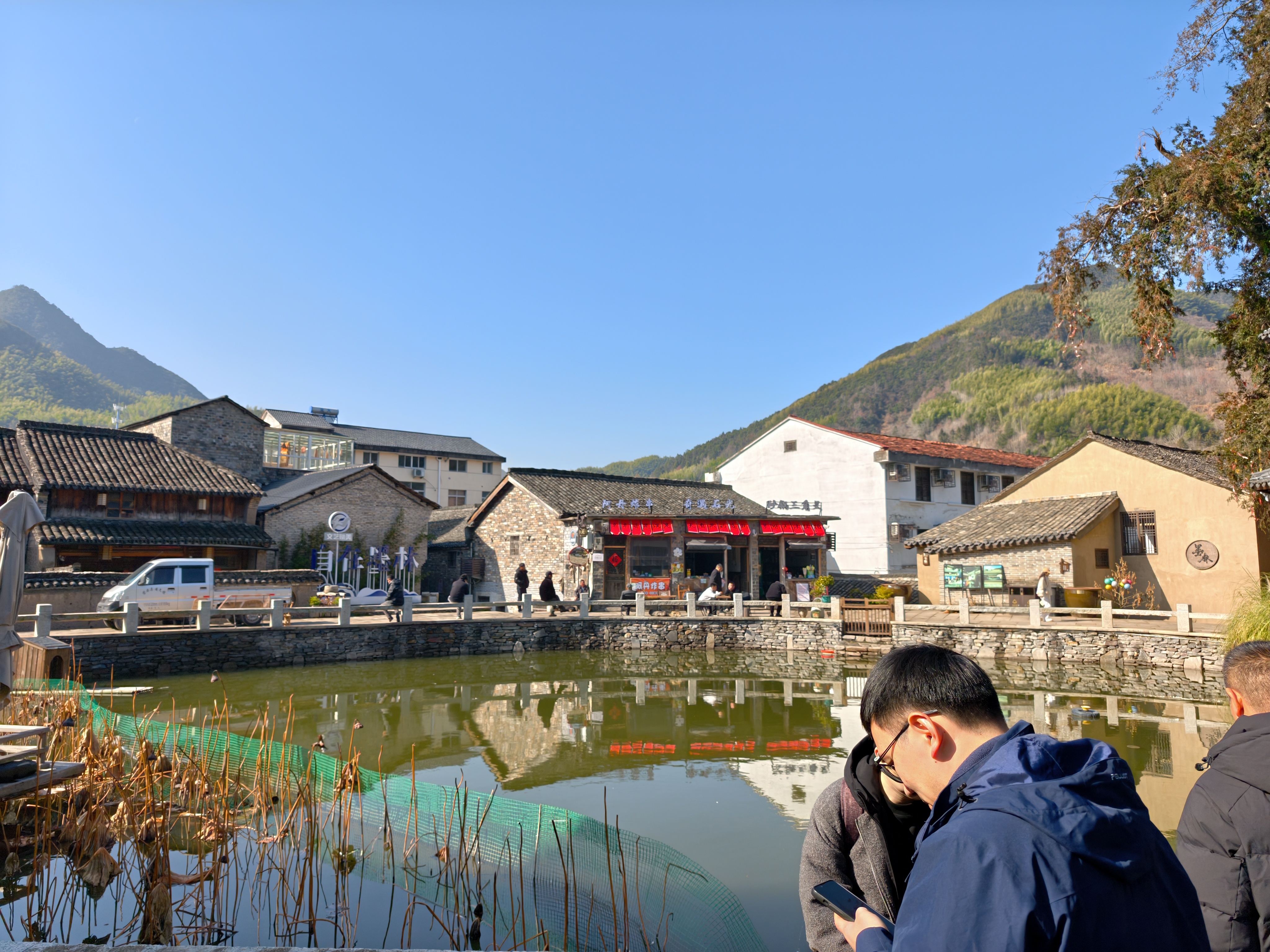 在春节前夕，还去逛了一下我们金华磐安的墨林村。这个村落啊有 800 年的历史，而