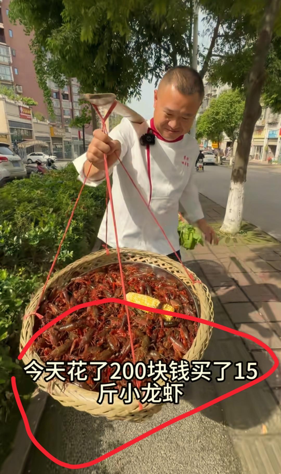 看到农村四哥花5小时洗虾我忍了
看到他摆摊一天赚400我也忍了
可是看到评论区瞎