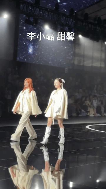 甜馨弄得像“中年少女”，妈妈倒穿戴的像真少女……甜馨儿这发色和发型，应该是中年阿