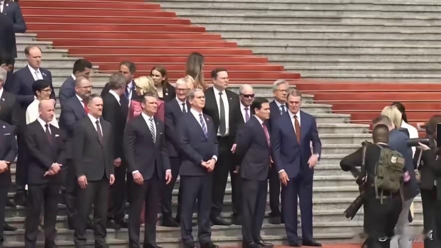5月14日马斯克出席北京欢迎仪式，期间还拿出手机拍照；他是美国代表团中的一员，在