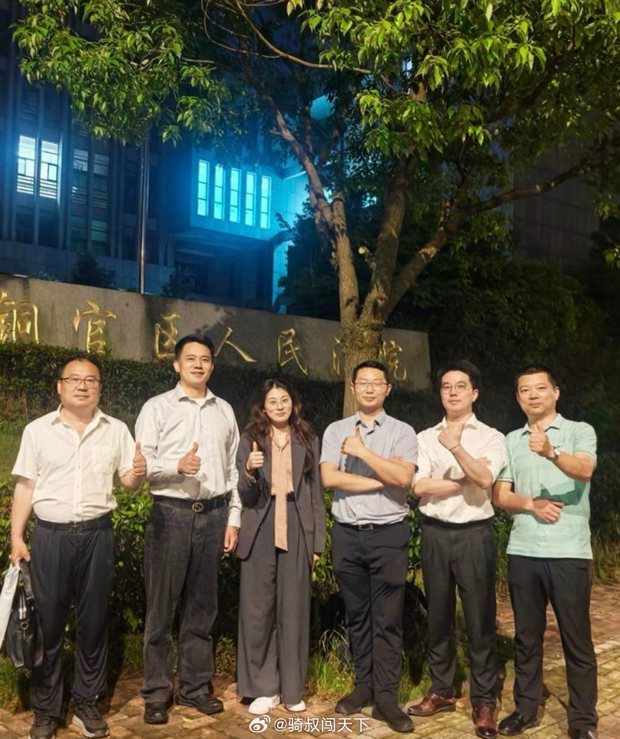 今天刷到一个新闻，挺震惊的，四川省攀枝花市第七高级中学副校长阎东被查了。而且问题
