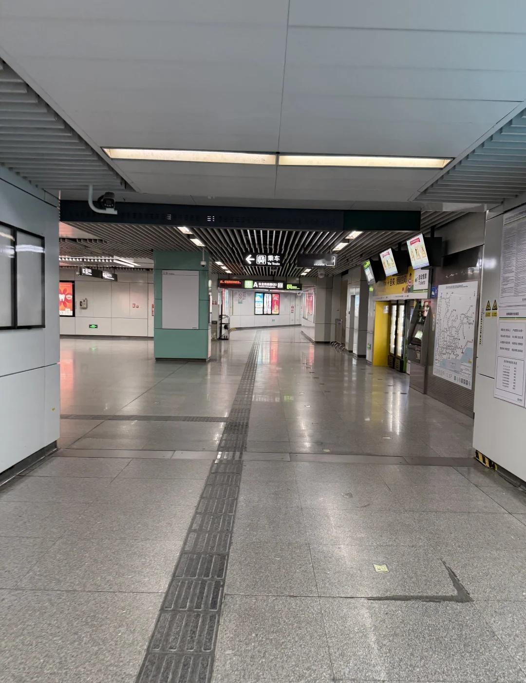 跨年夜深圳地铁延迟到2点结束运营
跨年夜深圳地铁延迟到2点结束运营拥挤的地铁 开