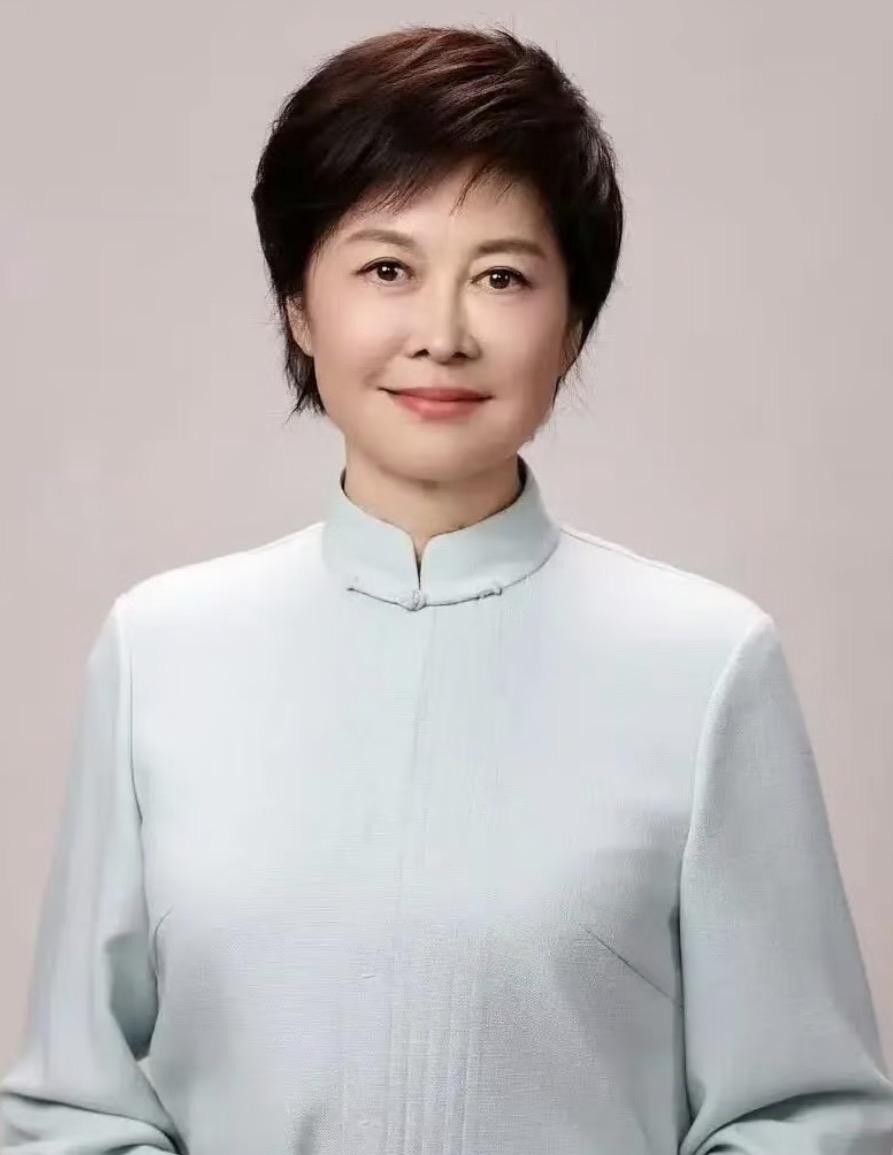 终于明白为什么敬一丹60岁退休后还要继续工作，

不是因为钱不够花，

也不是为