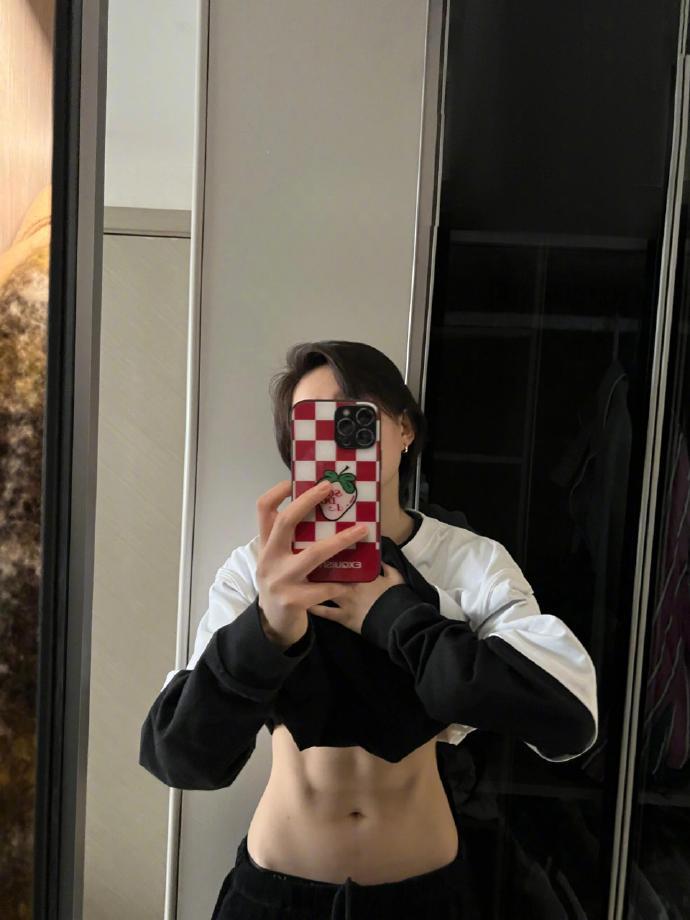 #李斯丹妮6块腹肌##李斯丹妮腹肌好明显# 李斯丹妮的身材太绝了，6块腹肌清晰可