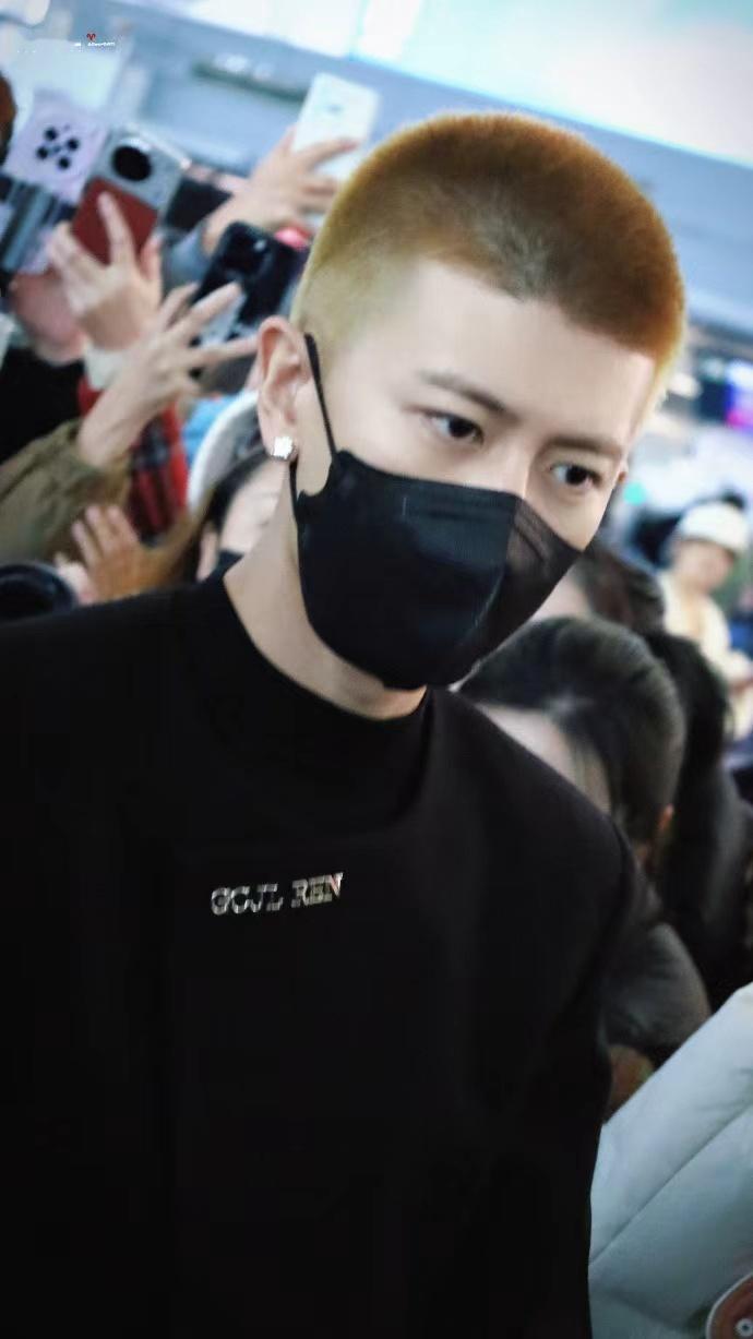 任嘉伦猕猴桃头任嘉伦尖叫之夜全黑寸头出发look 任嘉伦猕猴桃头，任嘉伦尖叫之夜