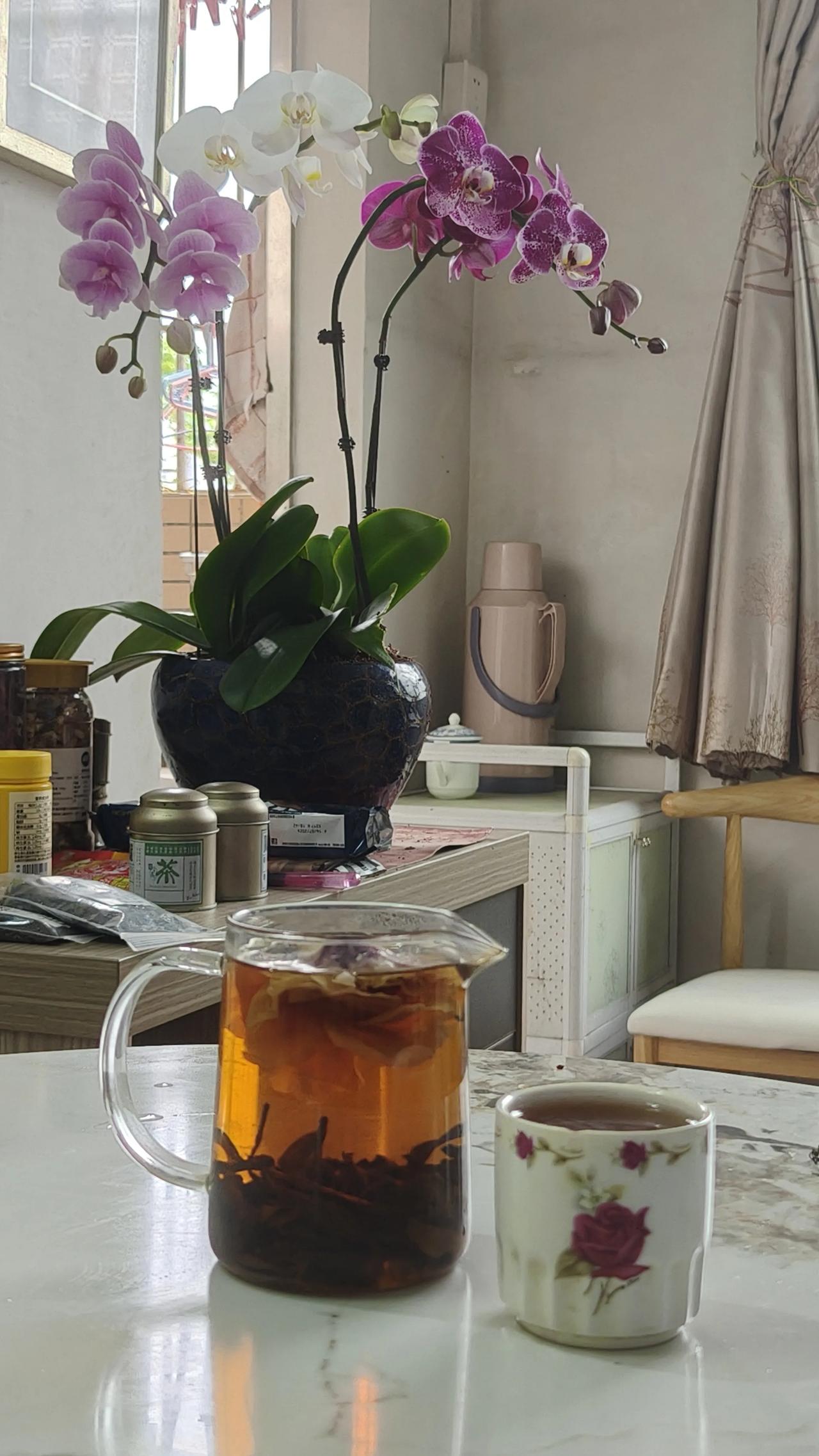 喝茶人的生活,你喜欢喝茶吗?这就是我每天都喝的茶，我前几年去杭州狮峰山的龙井村买