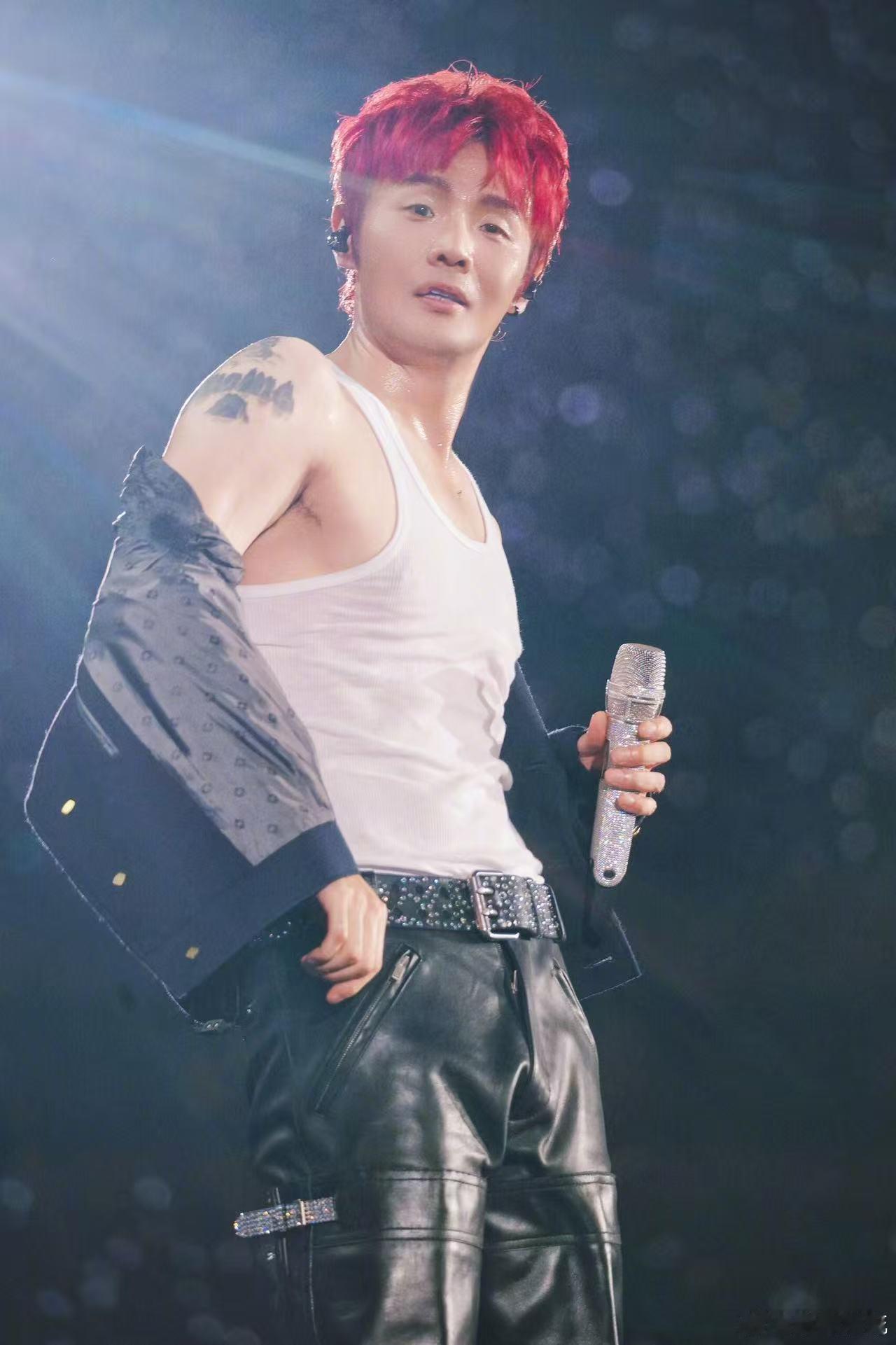 李荣浩怎么瘦成这样了 刷到李荣浩近照直接惊到，瘦得脸部轮廓超清晰，锁骨凹陷明显，