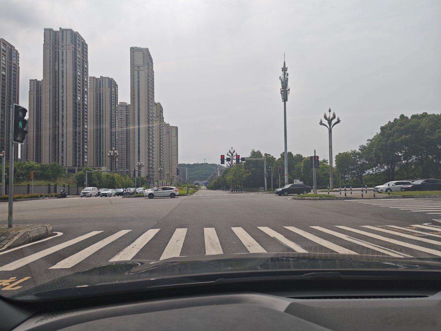 在重庆，这种双向八车道甚至能限速50