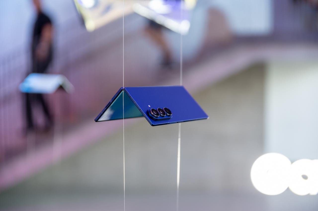 Galaxy Z Fold7真机实拍，折叠后8.9毫米，展开后4.2毫米，重21