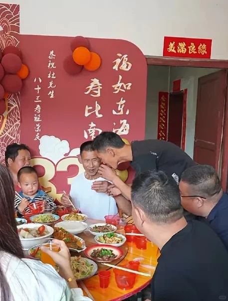 5月9日网红菲利丝上热搜，原来是为自己的公公庆祝83岁的生日，不得不说菲利丝真的...
