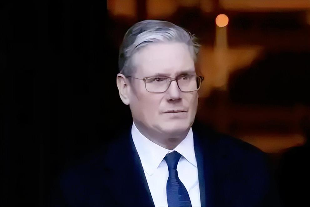 这波联动藏着大猫腻，美国直接对委内瑞拉动并抓走总统马杜罗，让人摸不着头脑的是，英