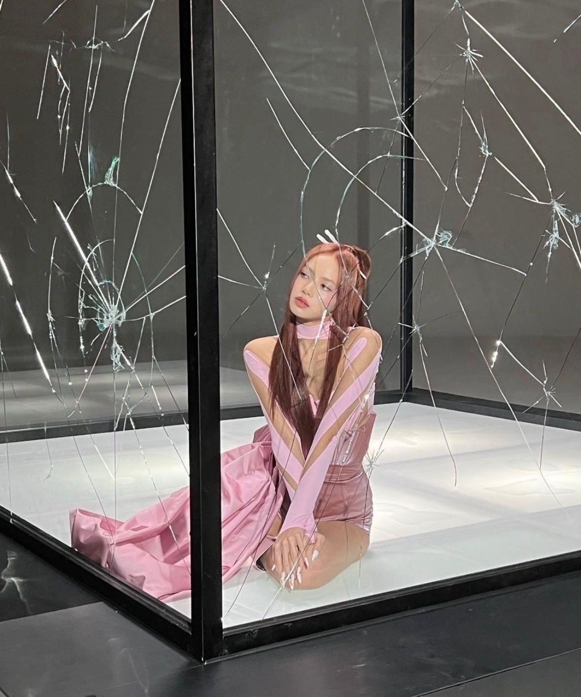 𝐏𝐢𝐧𝐤 𝐕𝐞𝐧𝐨𝐦lisa 丨lisa把手机藏在礼服后腰