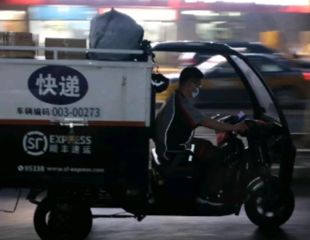 寄快递的冷知识
1、顺丰是越远越便宜
2、京东是越重越便宜
3、百以上超重件大件