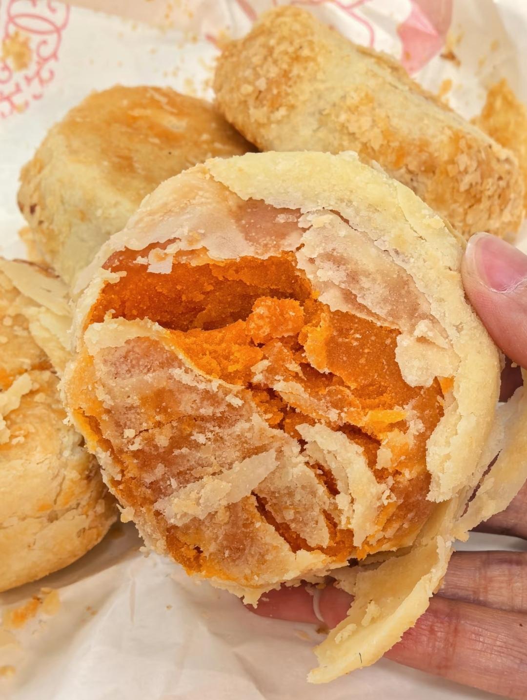 老天鹅！我很少用震撼去形容一个月饼…咸蛋黄夹心的馅料搭配酥掉渣的饼皮 ...