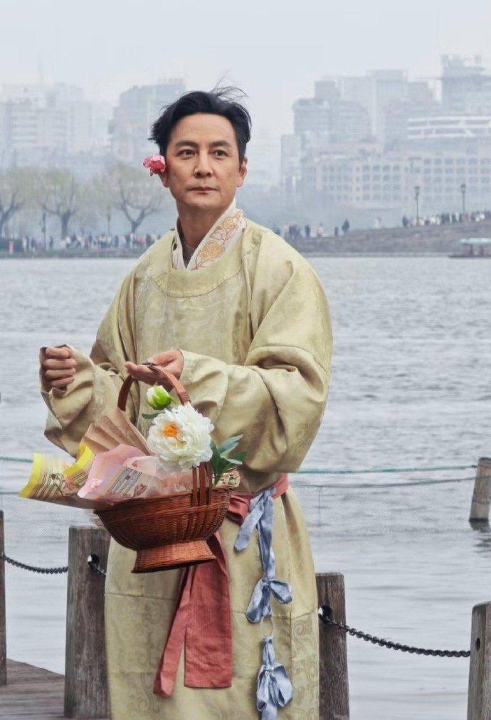 吴彦祖，为啥老了还那么拼？
他1998年就出道了，而且出道就是巅峰，后来更是第一
