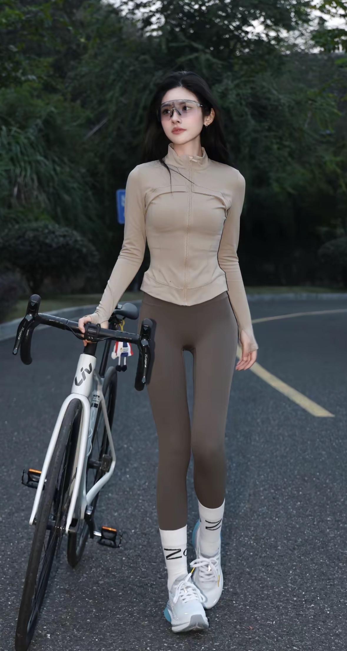 夜晚骑行中，自由自在，享受阳光与微风！🚴‍♀️🌞