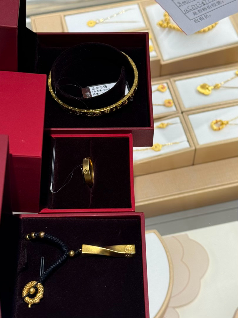 男子入手160克黄金后傻眼，同时期，一女子入手100克后也是傻了眼。别问是谁，丢