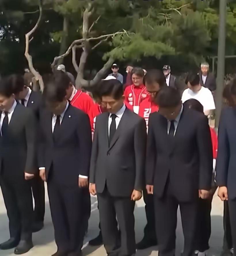 韩国人没救了，色厉而胆薄，见小利而忘大义。韩国总统候选人金文洙在仁川参拜麦克阿瑟