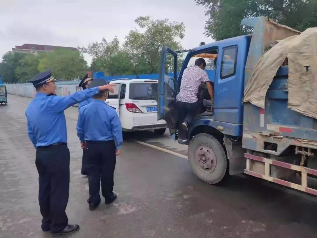 车管所迎来好消息，将严查“渣土车”5大违章，网友：早该如此了
近年来，随着城市化