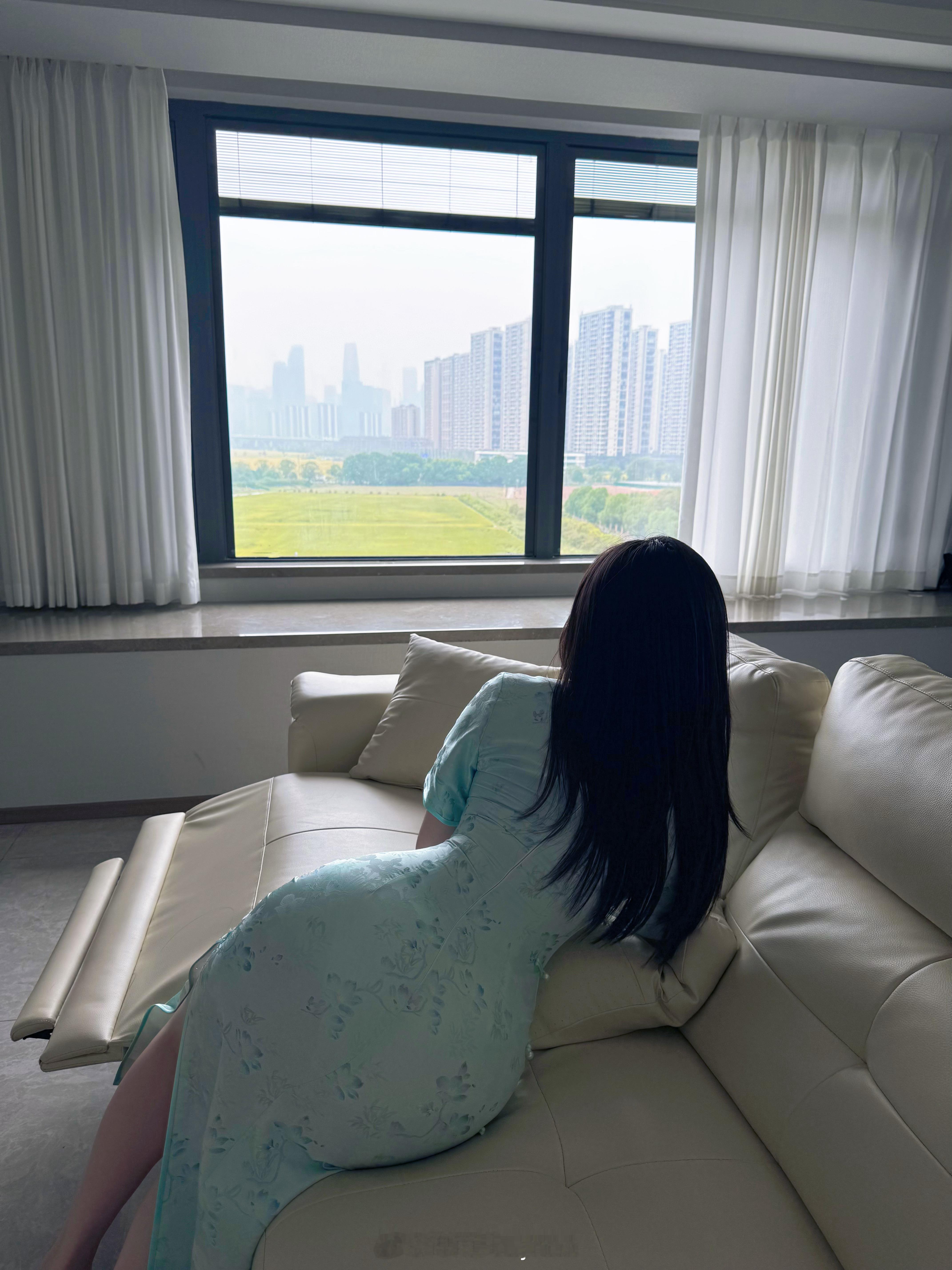 真丝旗袍被我撑的不敢大幅度做动作 这条是去年定制的 一次没穿就这么紧了  ​​​