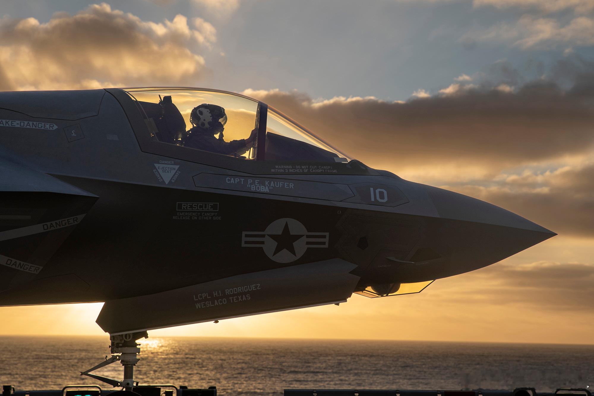 【#兵器欣赏#：#桌面兵器#   夕阳下的“闪电”——美国海军陆战队F-35B战