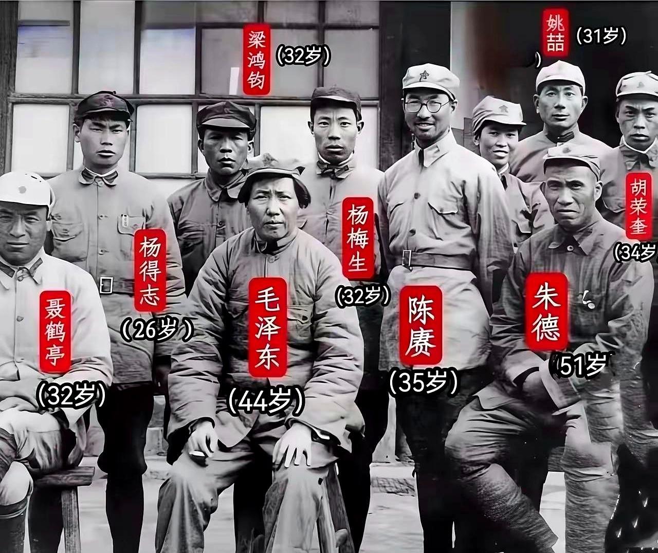一张老照片，难得的不只是年代感，更让人看见当年的红军指战员个个都很年轻。
照片里