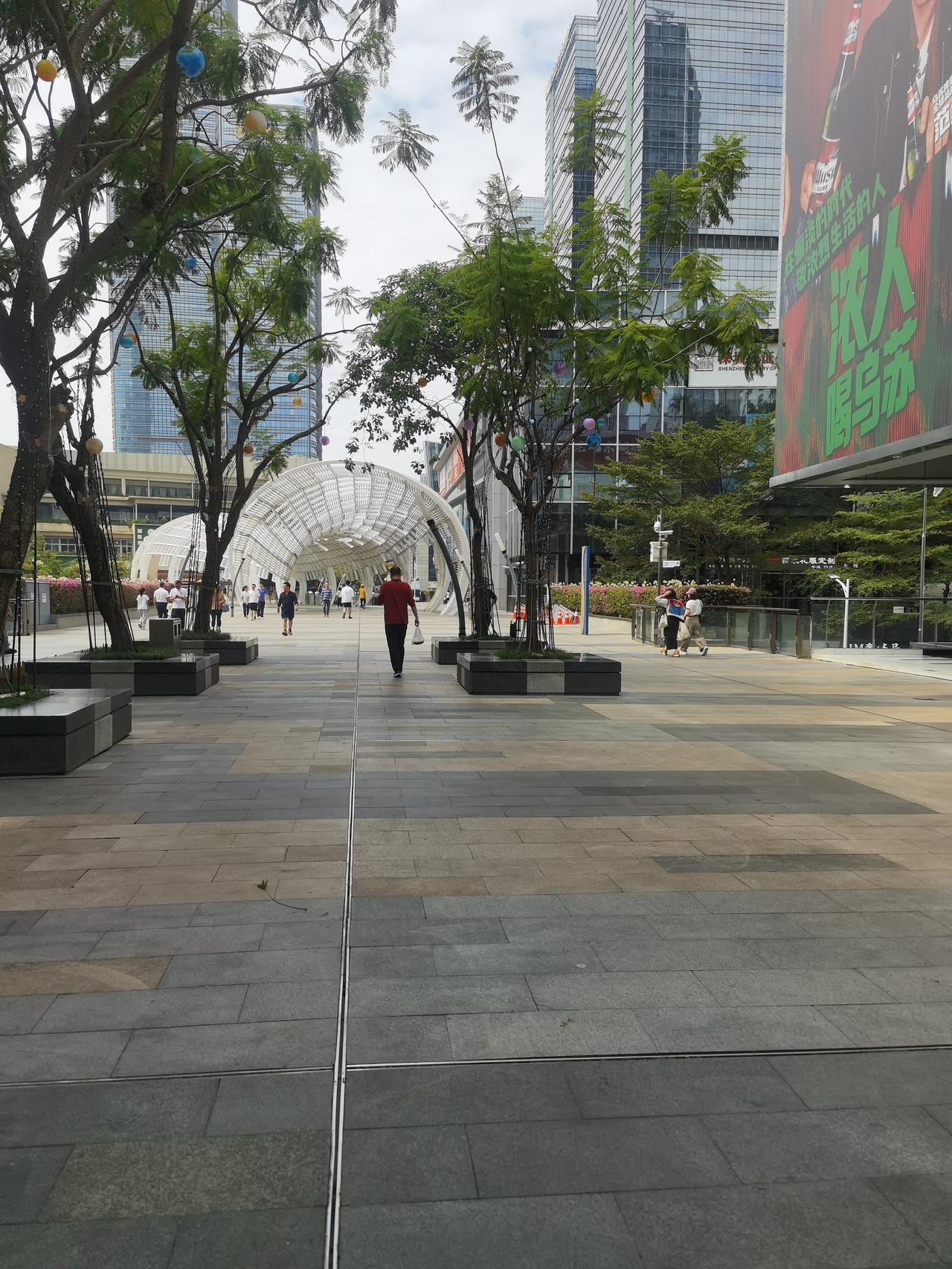 台湾艺人郑智化在深圳机场事件这两天弄得沸沸扬扬。

其实深圳作为一个全球知名的高