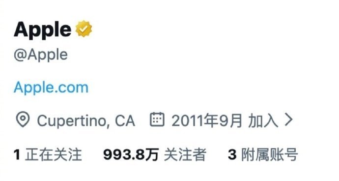 苹果官方X账号取关库克苹果这权力交接也太干脆了，库克刚正式卸任CEO，转去董事会