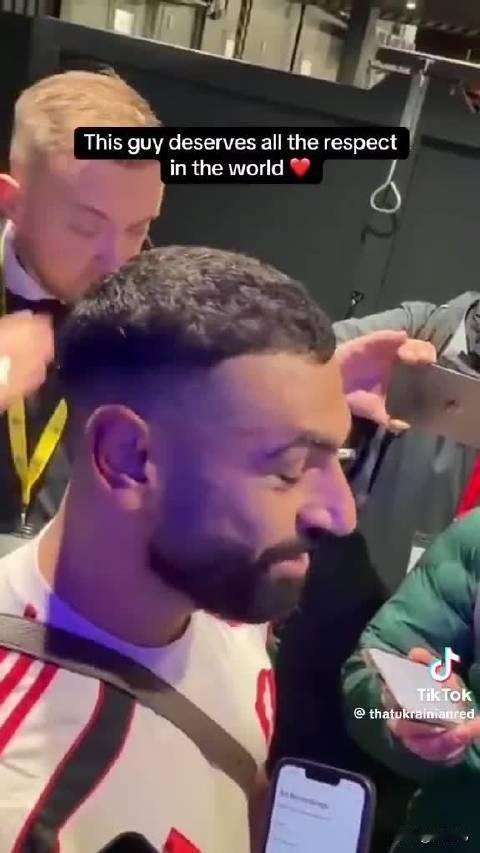 萨拉赫称俱乐部将其当替罪羊，新闻官反应愕然
萨拉赫昨晚接受采访时，身后戴着黄色挂