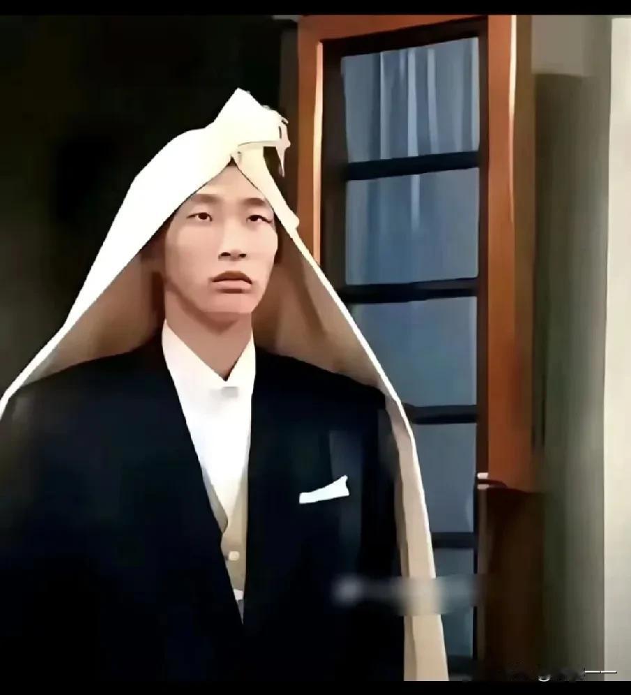 巴黎世家是不是加入了丧葬系列啊？你看它设计的衣服，是人能穿出去的吗？穿这样出去他