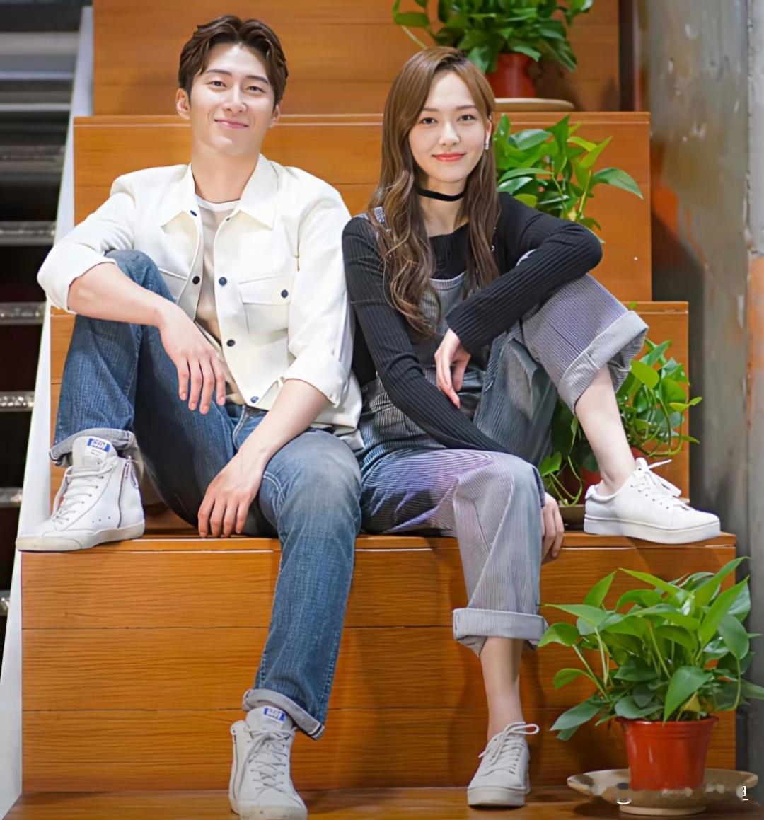 唐嫣和窦骁神同步。 